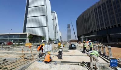 高温下的埃及新行政首都建设者
