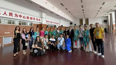 塔吉克斯坦罗拉国家功勋歌舞团走进新疆艺术剧院进行参观交流