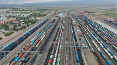 上半年新疆阿拉山口进出口货运量达1264.6万吨