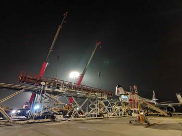 26米超长橡胶管从郑州“打飞的”去往巴西