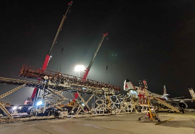 26米超长橡胶管从郑州“打飞的”去往巴西