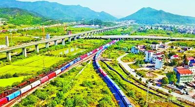 钢铁驼队 迤逦向西