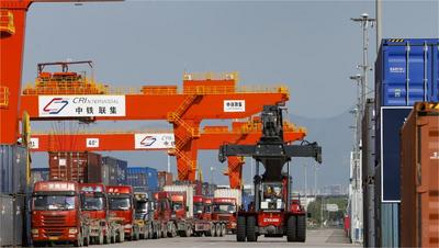 从西安国际港站始发，途经新疆的中欧班列货运量持续保持全国前列