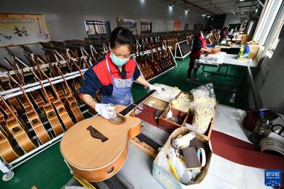 一带一路·零距离 | 一把奏响和美之声的中国吉他