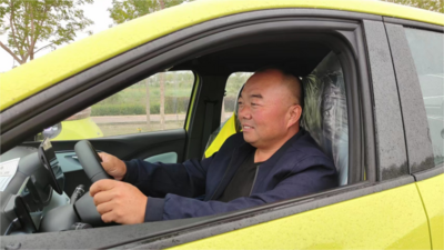 在霍尔果斯公路口岸跟着整车出口“摆渡人”近览通关