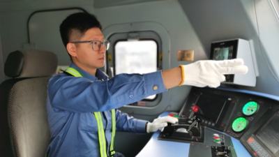 “开中欧班列这十年，我看到车速更快、数量更多、货品更丰富了”