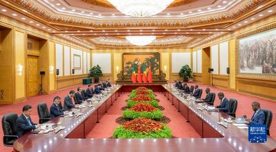 习近平同贝宁总统塔隆会谈