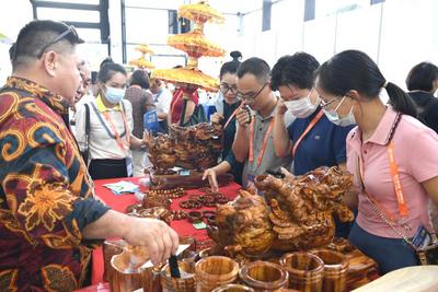 商机更多 信心更足——中外企业“抢滩”东博会见闻