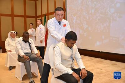 通讯：科威特民众感受中国医疗队的中医魅力