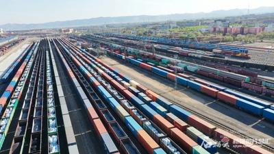十年来新疆通行中欧（中亚）班列超6万列 占全国五成以上