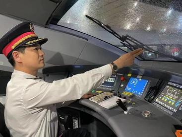 动车组司机伴中国高铁走出国门