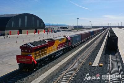 哈密陆港型国家物流枢纽首趟中亚班列开行
