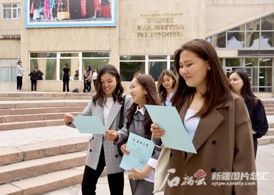 中吉携手共培枝繁叶茂的友谊之树