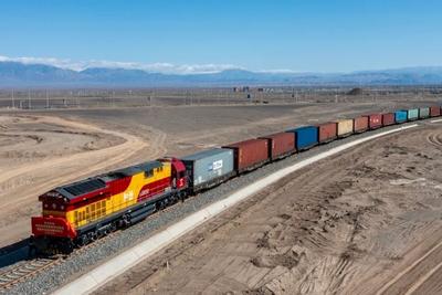 从“货从此过”到“货从此发”——哈密陆港型国家物流枢纽揭牌 哈密陆港中心正式运营开通