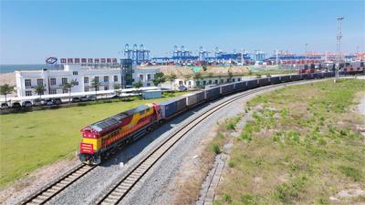 西部陆海新通道海铁联运班列开行突破30000列