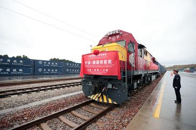 “沪滇·澜湄线”国际货运班列首发