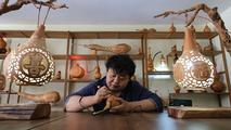 Gourd pyrography in E. China's Zaozhuang gains popularity amid rising favor for traditional culture