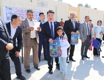 振华石油在伊拉克向当地学校捐赠教学物资