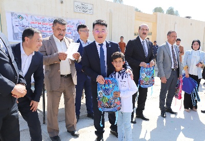 振华石油在伊拉克向当地学校捐赠教学物资