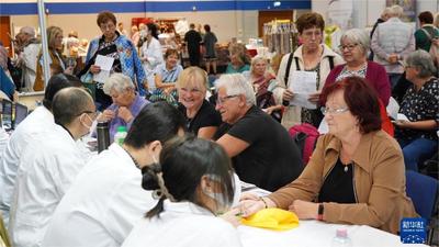 通讯：中医义诊在匈牙利受欢迎