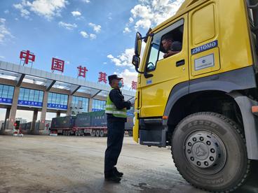 中蒙最大货运公路口岸甘其毛都过货量突破3000万吨
