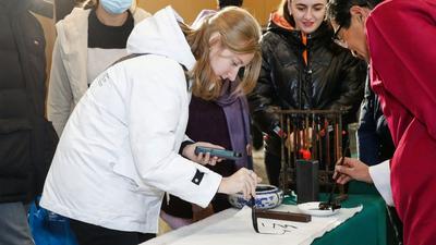 广纳“全球合伙人”！来华留学生走近青岛自贸片区