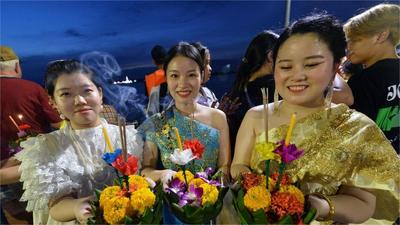 泰国曼谷民众庆祝水灯节