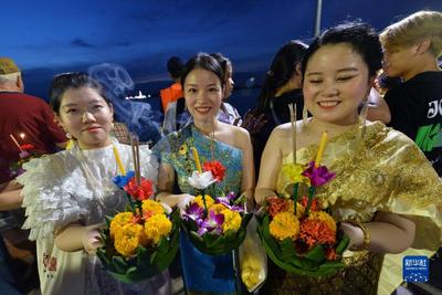 泰国曼谷民众庆祝水灯节