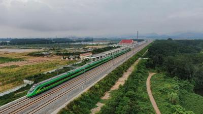 短评：造福中老人民的幸福路、发展路、友谊路