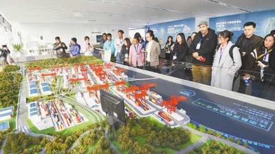 30名在渝留学生感受陆海新通道建设新成就