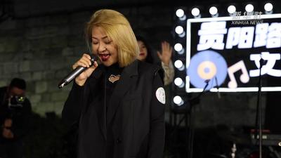 路边音乐会上的辣子鸡店老板：重燃舞台梦 展现人生AB面