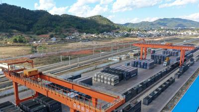 云南宁洱：中老铁路货运忙