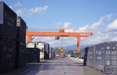 云南宁洱：中老铁路货运忙