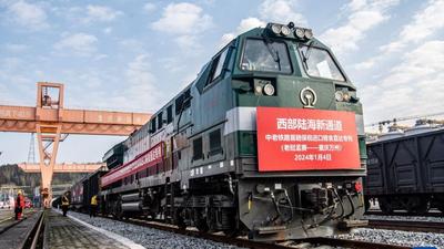 西部陆海新通道保税进口粮食直达专列到达重庆