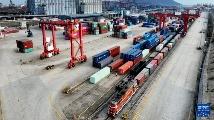 江苏连云港：中欧班列装卸忙 全力冲刺开门红