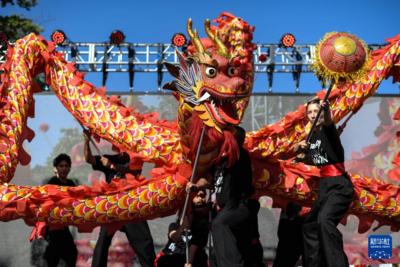 智利首都举行盛大春节庆祝活动