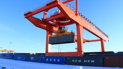 “钢铁驼队”中欧班列的护航人