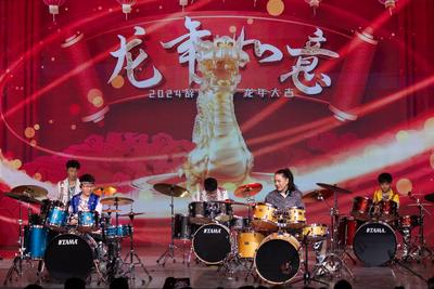 中外友人在匈牙利“春晚”同庆龙年新春