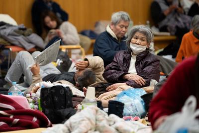 震后一个月 日本灾民生活困顿重建无期