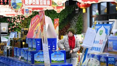 新华全媒+丨西安：中欧班列拉来“洋年货”