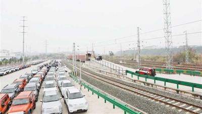 “永川造”长城坦克越野车铁海联运专列开往南美洲国家