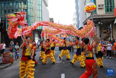 毛里求斯举行2024“欢乐春节”花车巡游活动