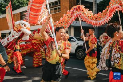 毛里求斯举行2024“欢乐春节”花车巡游活动