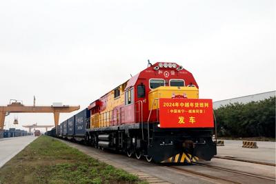 广西开行今年首趟中越年货班列