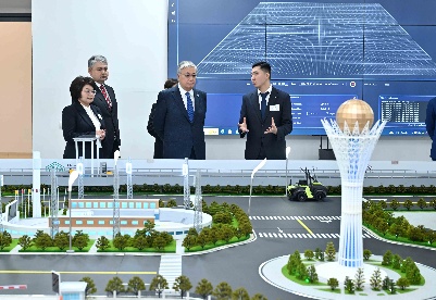 哈萨克斯坦总统考察哈鲁班工坊