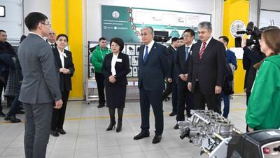 哈萨克斯坦总统考察哈鲁班工坊