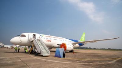 中国国产商用飞机ARJ21和C919首次亮相老挝