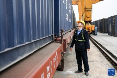 广西首次开行电力铁塔中越班列