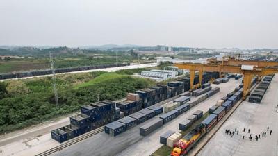 广西首次开行电力铁塔中越班列