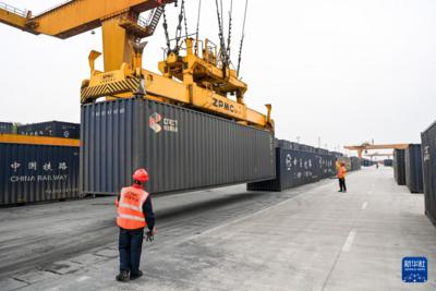 广西首次开行电力铁塔中越班列